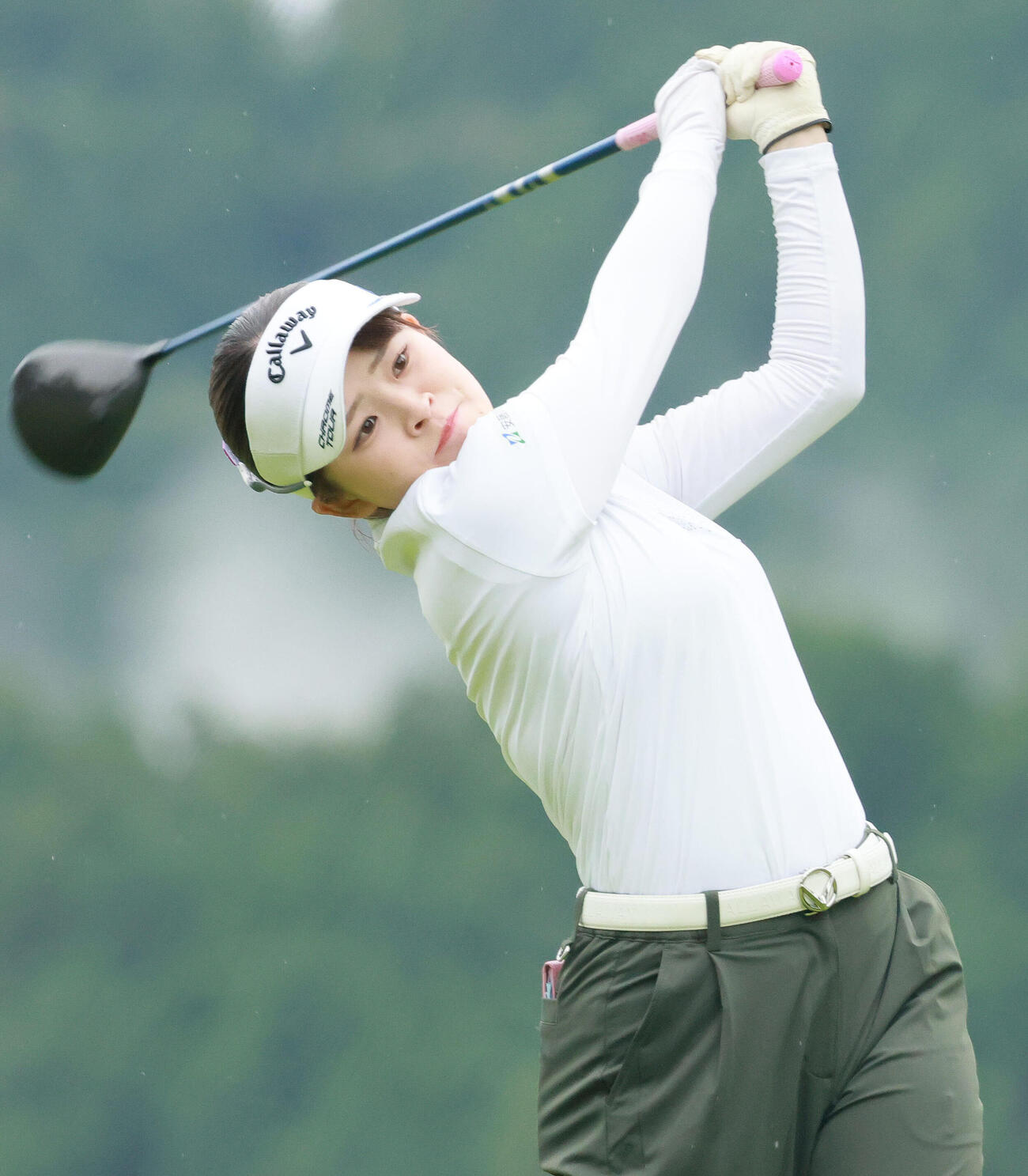 1番、ティーショットを放つ政田夢乃（撮影・上山淳一）