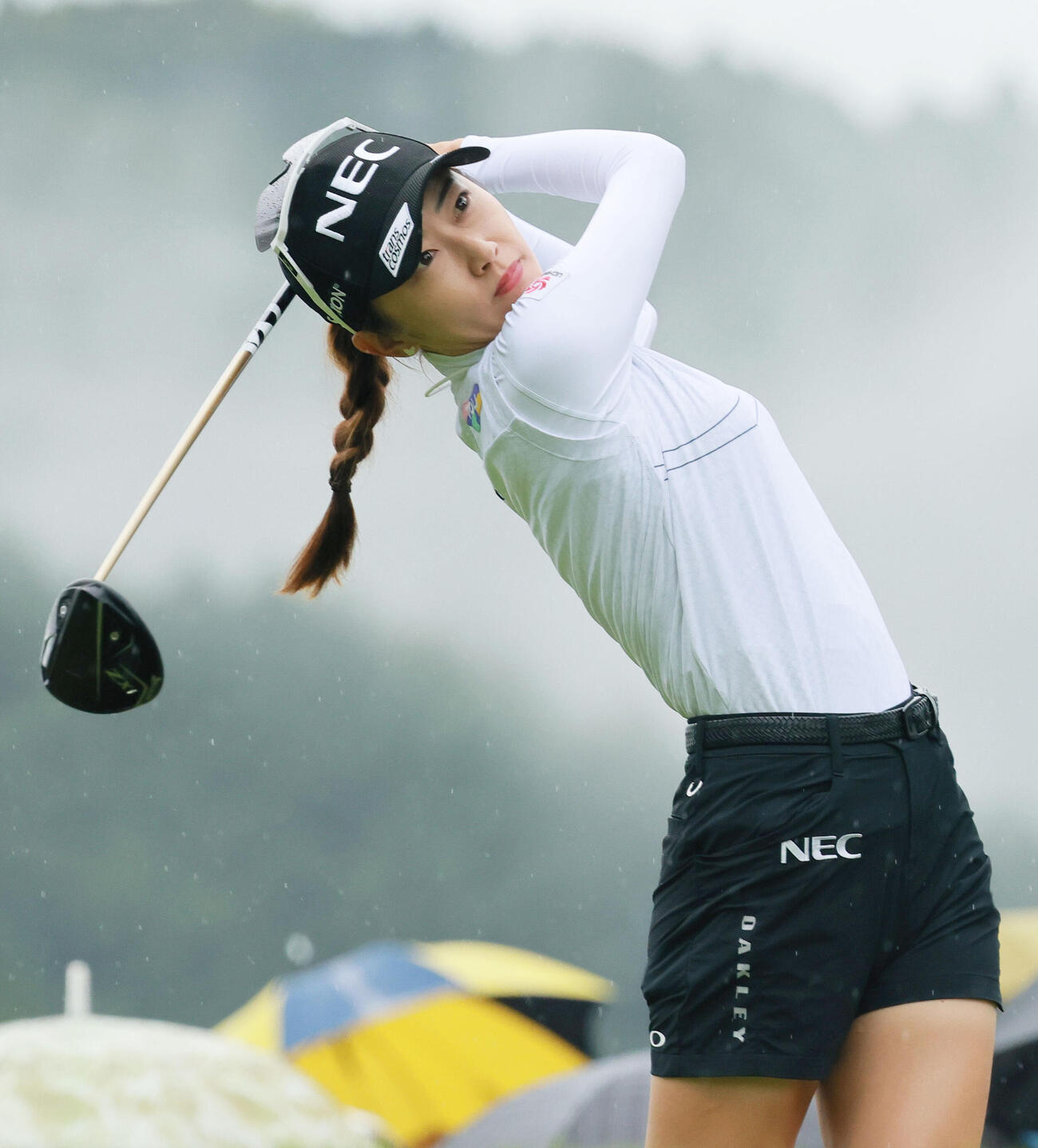 1番、ティーショットを放つ安田祐香（撮影・上山淳一）
