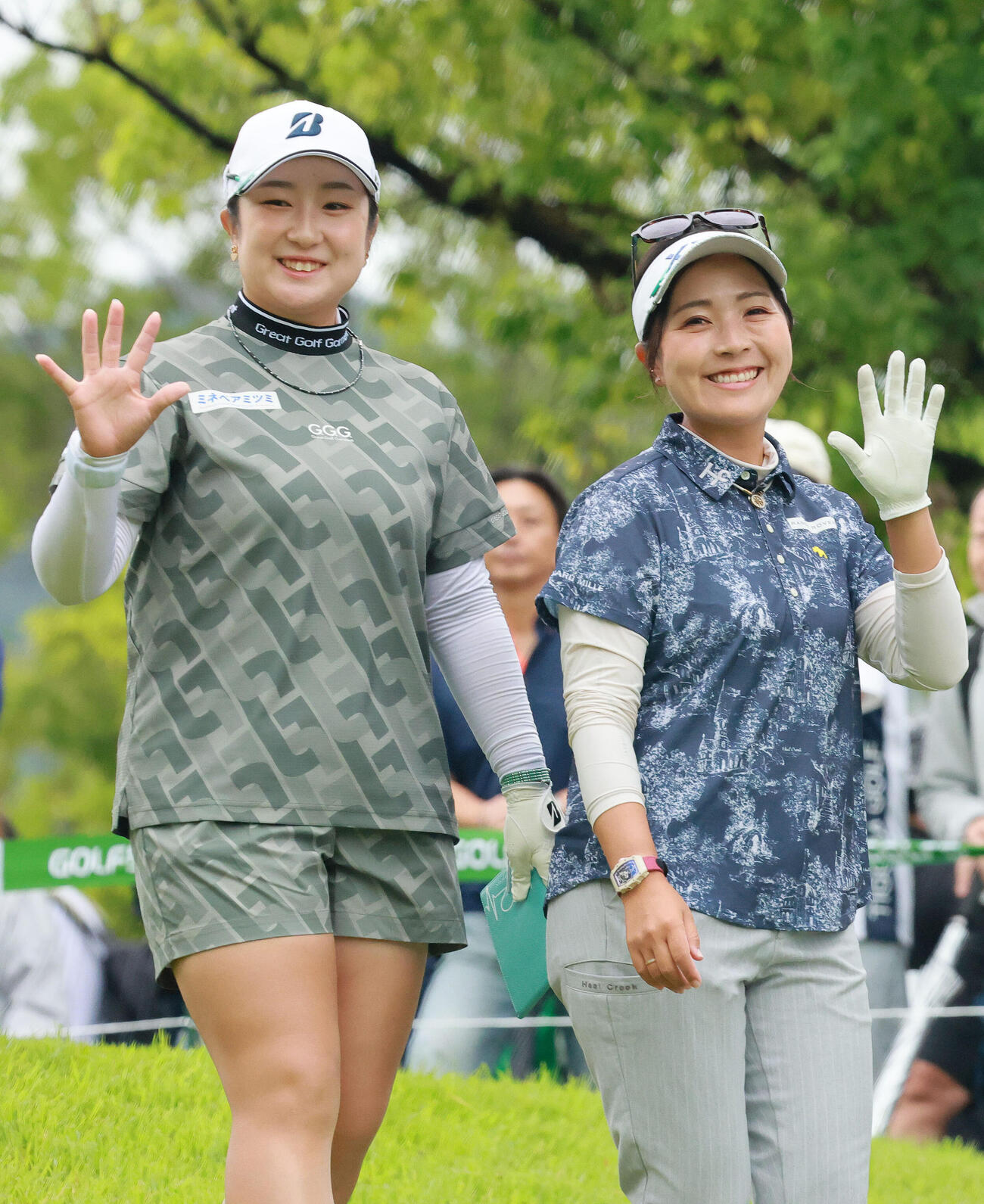 1番、笑顔で手を振る阿部未悠（左）と青木瀬令奈（撮影・上山淳一）