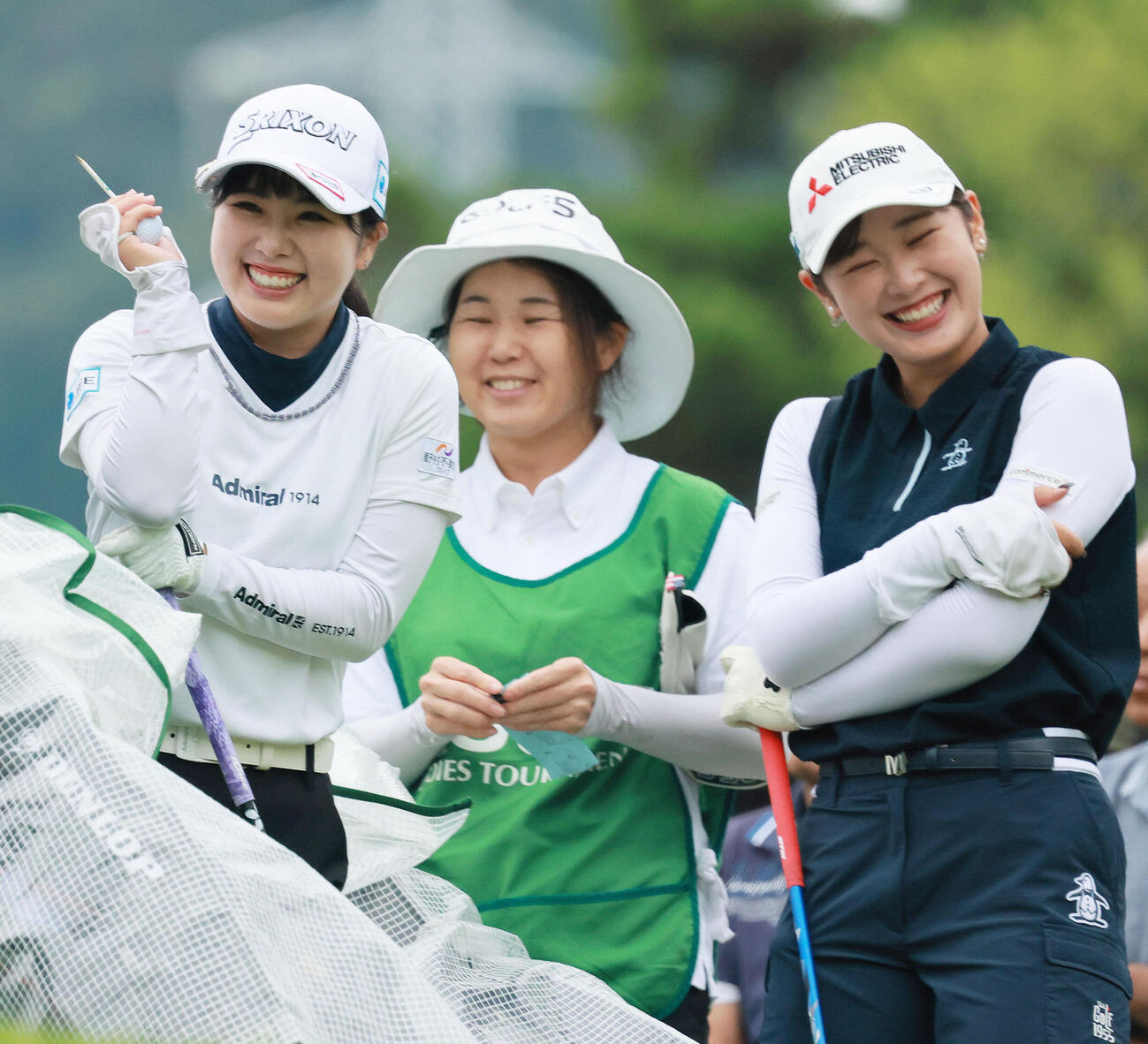1番、リラックスした表情の尾関彩美悠（左）と吉沢柚月（撮影・上山淳一）
