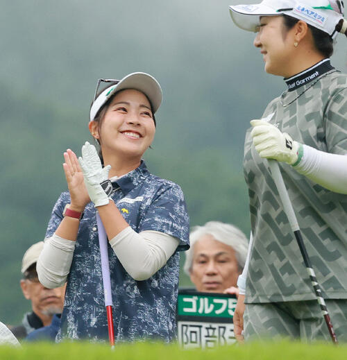 1番、リラックスした表情をみせる青木瀬令奈と阿部未悠（手前）（撮影・上山淳一）