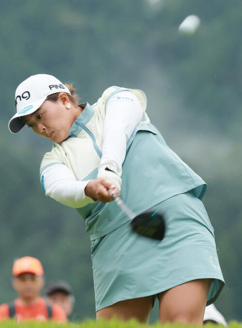1番、ティーショットを放つ鈴木愛（撮影・上山淳一）