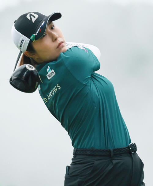 10番、ティーショットを放つ大里桃子（撮影・上山淳一）