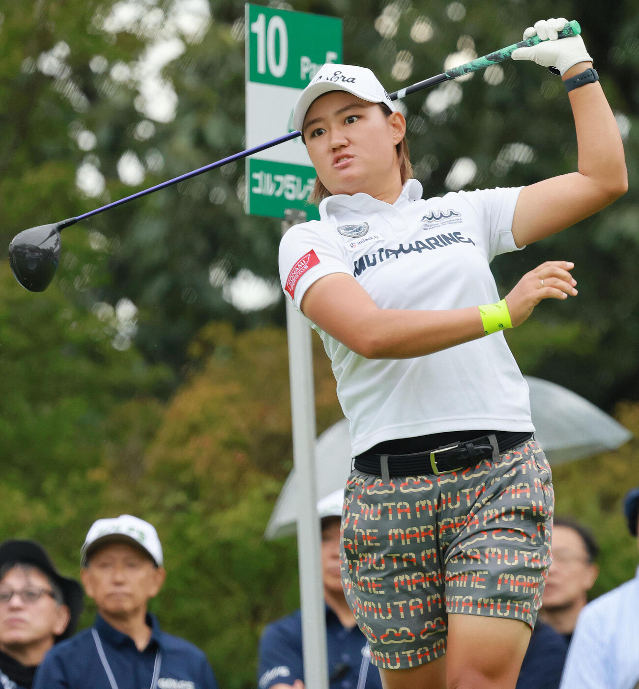 10番、ティーショットを放つ野沢真央（撮影・上山淳一）