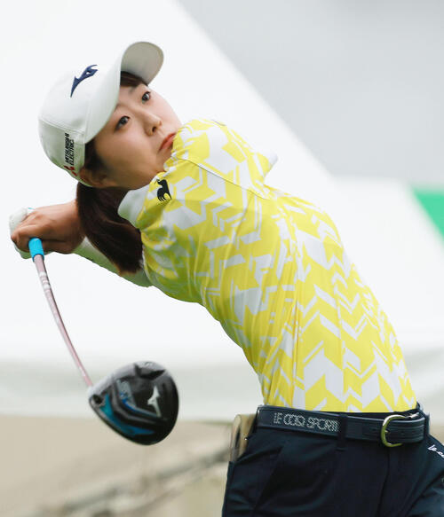 1番、ティーショットを放つ稲垣那奈子（撮影・上山淳一）