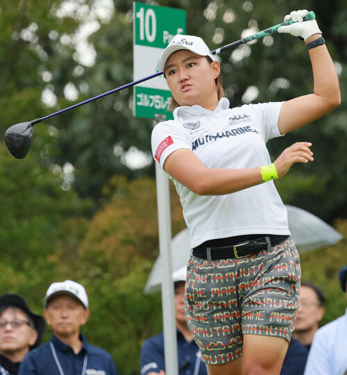 10番、ティーショットを放つ野沢真央（撮影・上山淳一）