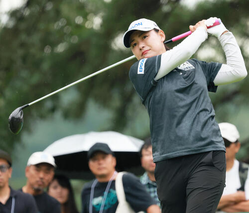 10番、ティーショットを放つ横峯さくら（撮影・上山淳一）
