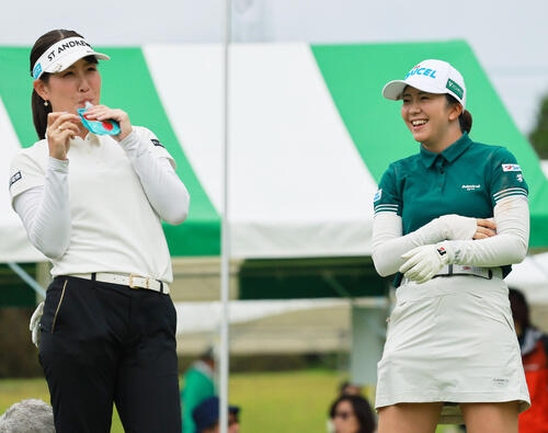 15番、リラックスした表情で順番を待つ福田真未（左）と堀琴音（撮影・上山淳一）