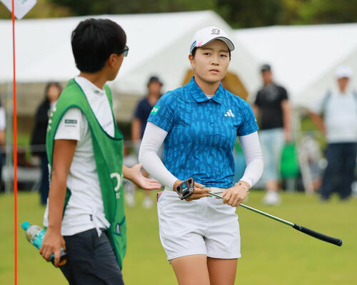 14番、バーディーを奪った佐藤心結（右）（撮影・上山淳一）