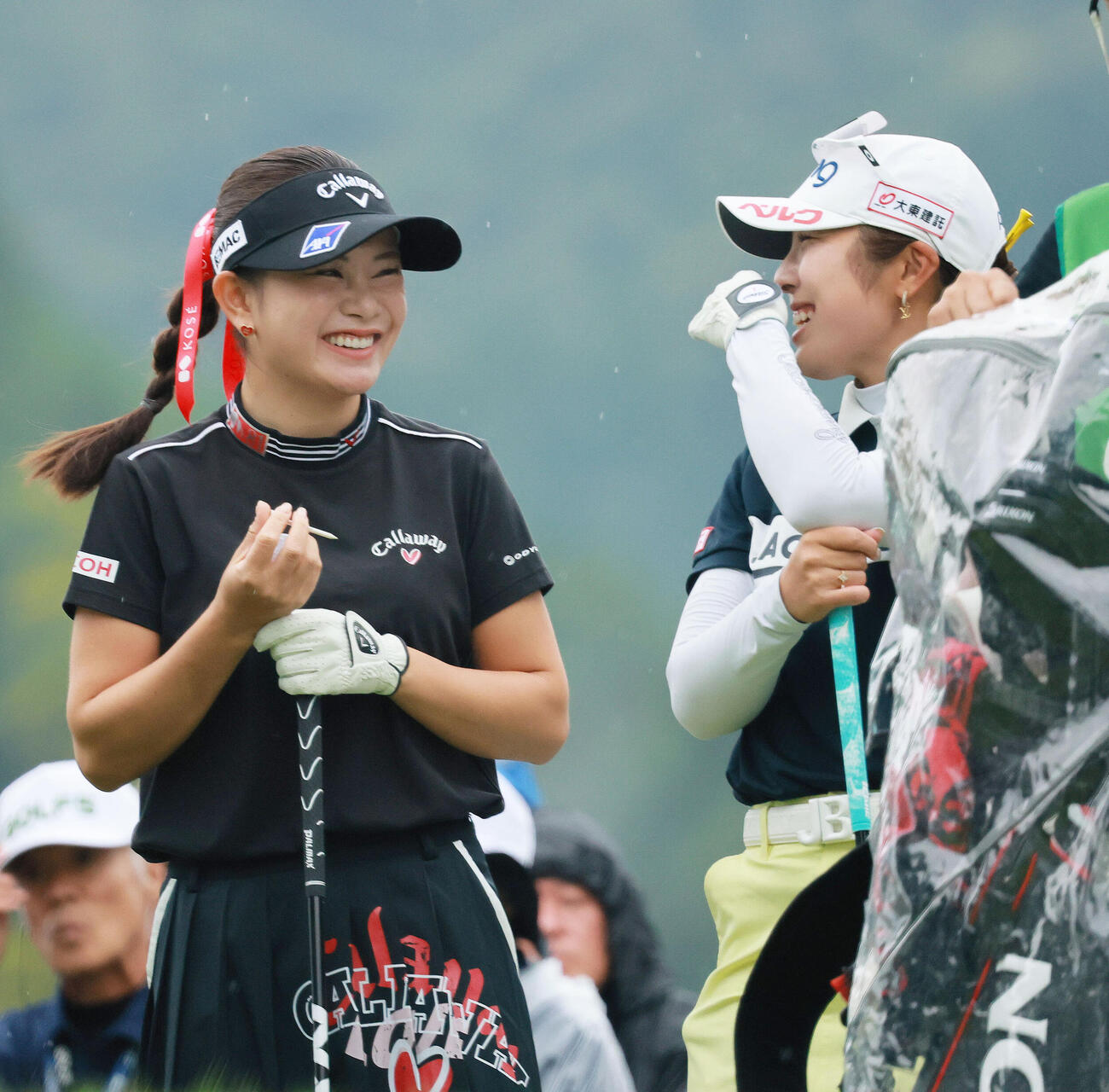 1番、リラックスした表情で話す河本結（左）と佐久間朱莉（撮影・上山淳一）