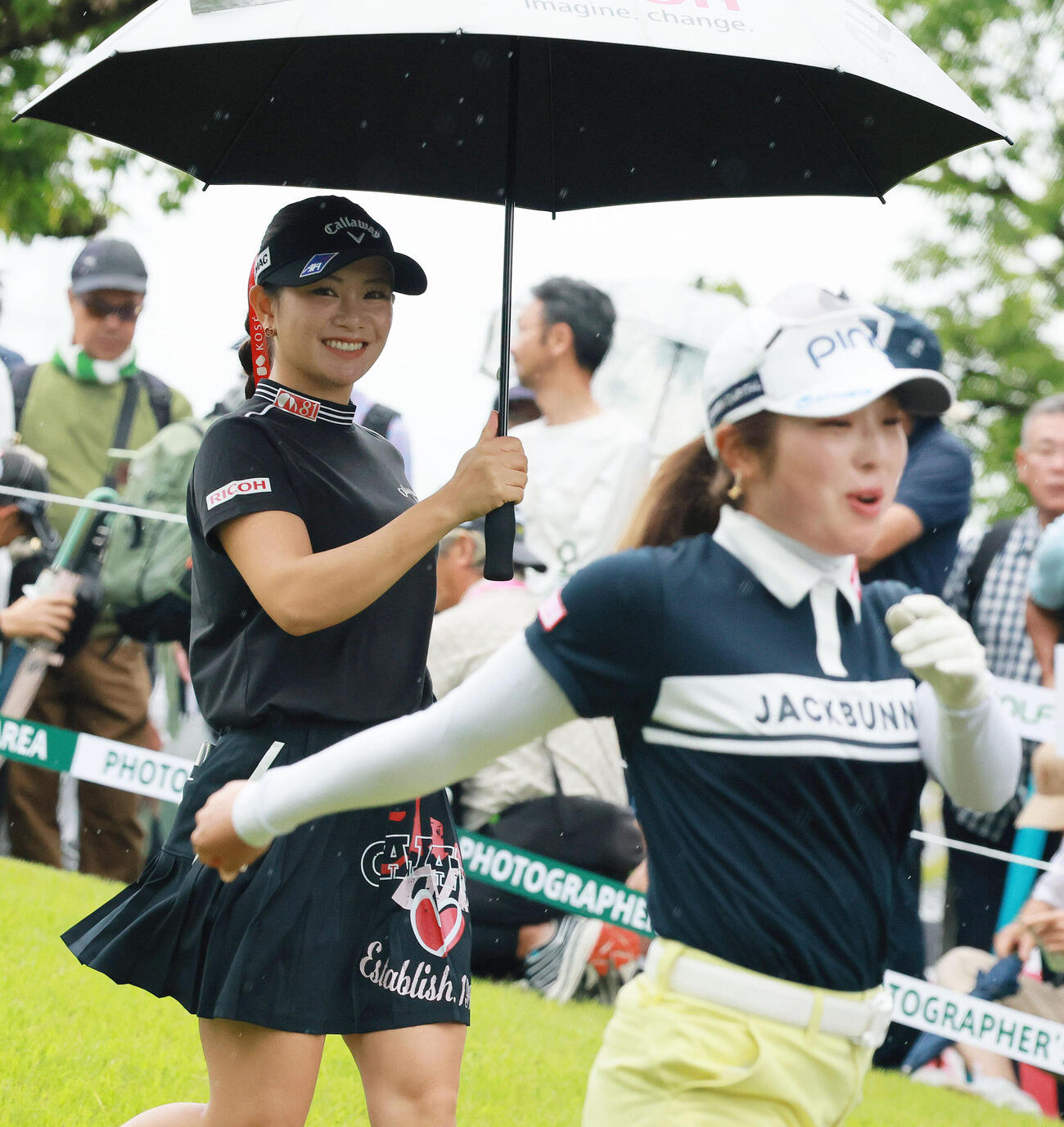 1番、ティーショットを放ち笑顔で移動する河本結と佐久間朱莉（手前）（撮影・上山淳一）