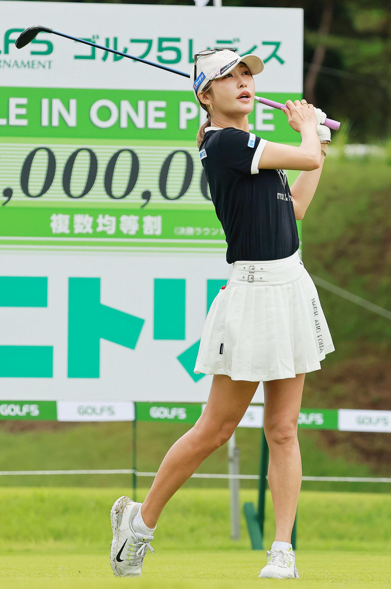 15番、ティーショットを放つ金田久美子（撮影・上山淳一）