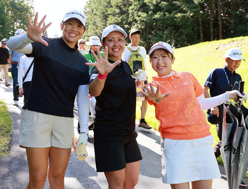 ゴルフ5ポーズを決める、左から山本景子、山城奈々、永嶋花音（撮影・上山淳一）