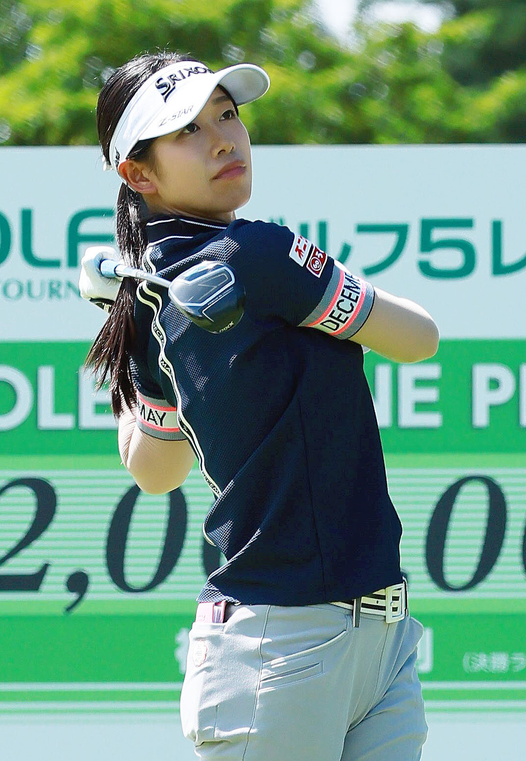 15番、ティーショットを放つ吉本ここね（撮影・上山淳一）