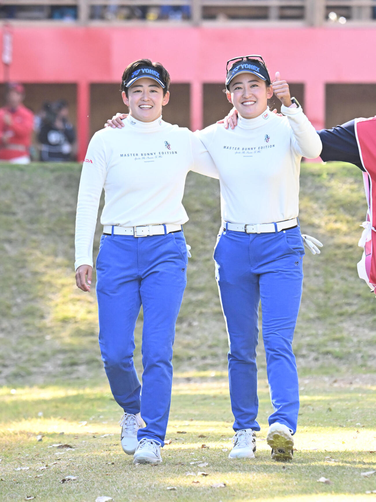 岩井明愛（左）と岩井千怜（2025年11月撮影）