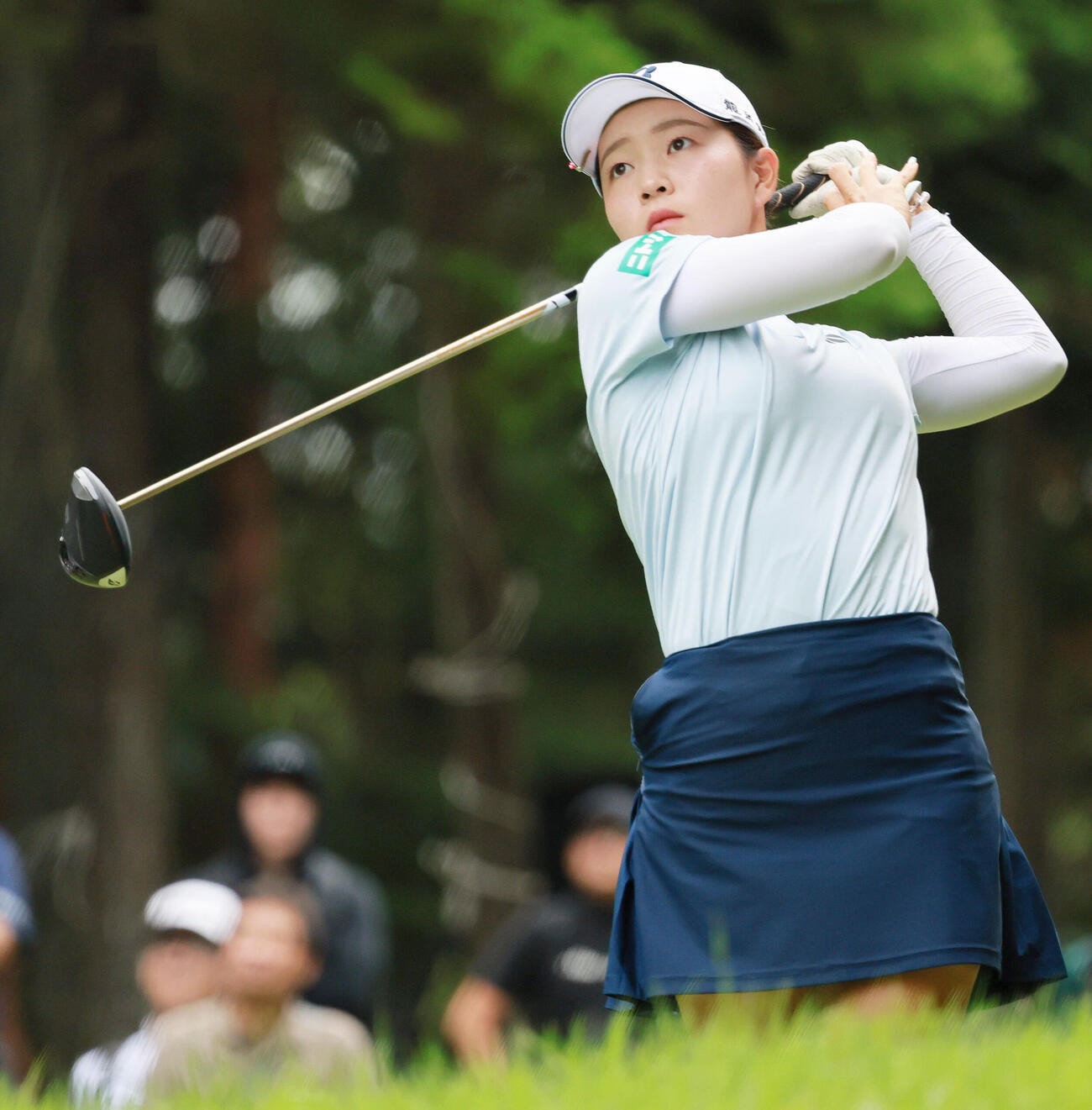 2番、ティーショットを放つ佐藤心結（撮影・上山淳一）