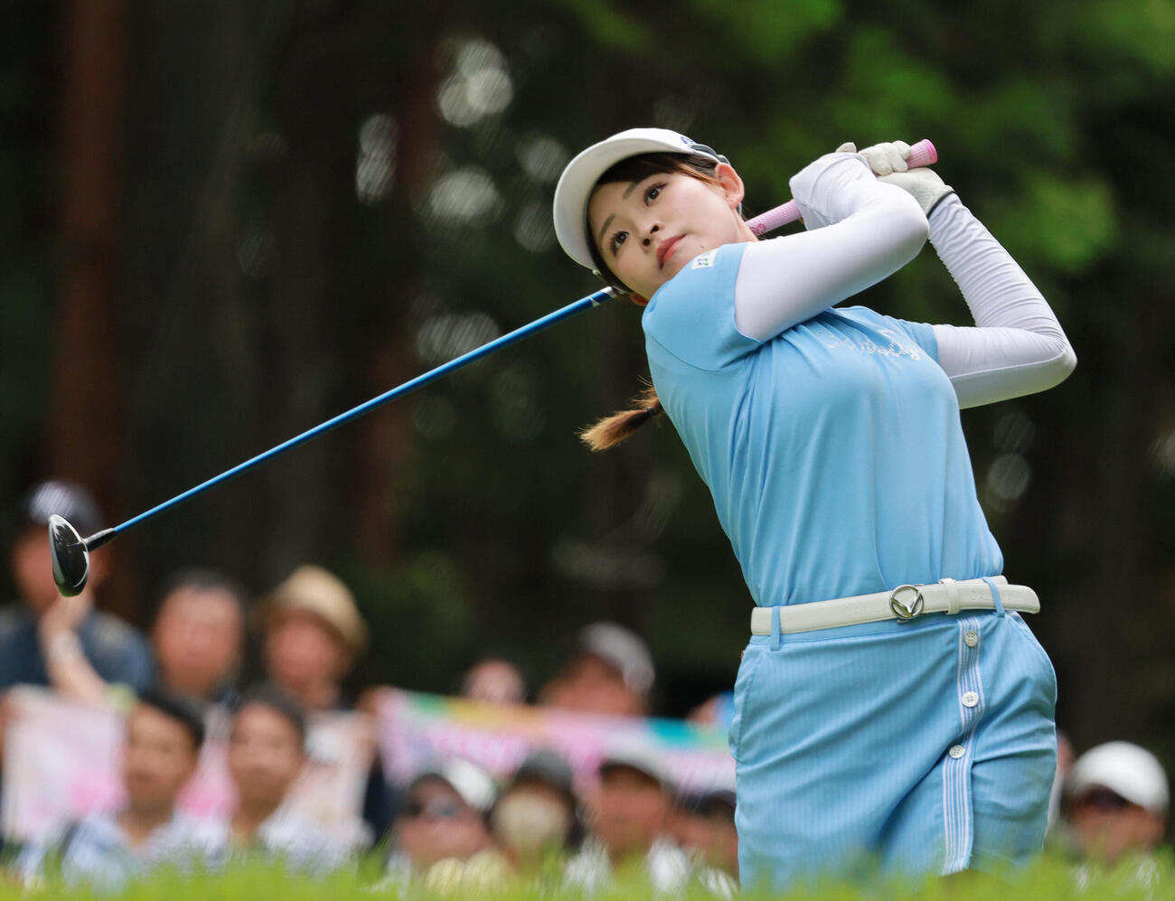 2番、ティーショットを放つ政田夢乃（撮影・上山淳一）