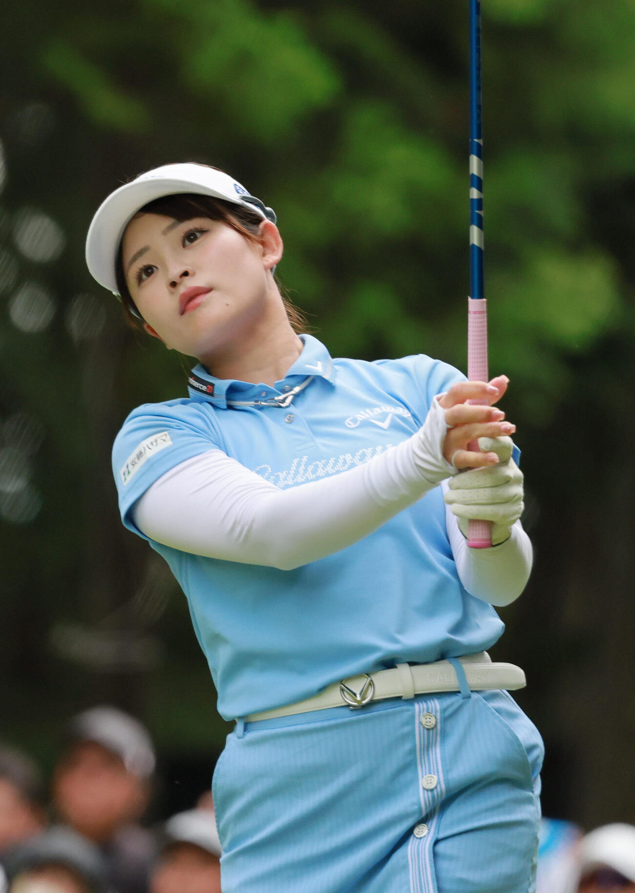 2番、ティーショットを放つ政田夢乃（撮影・上山淳一）