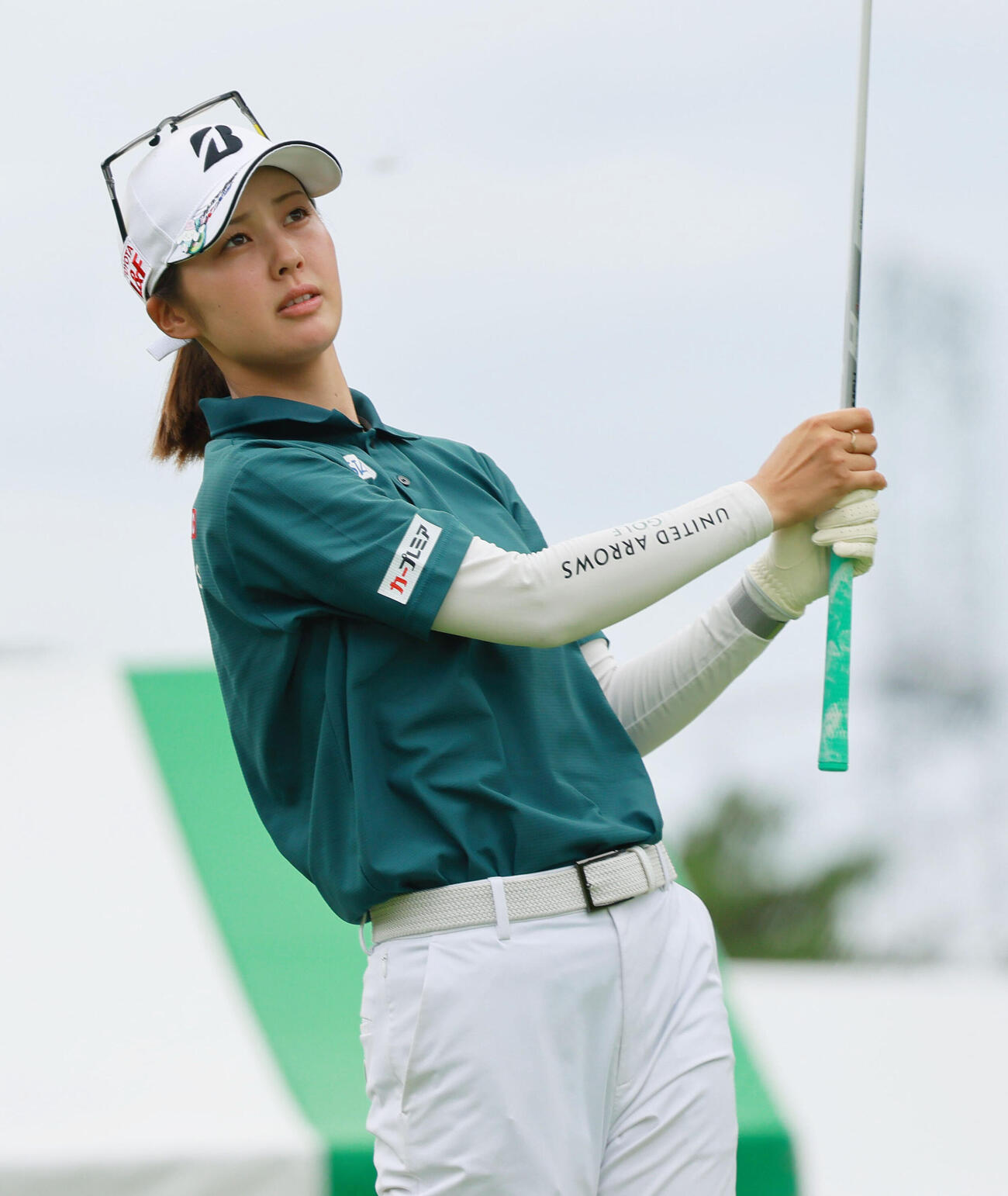 15番、ティーショットを放つ与語優奈（撮影・上山淳一）
