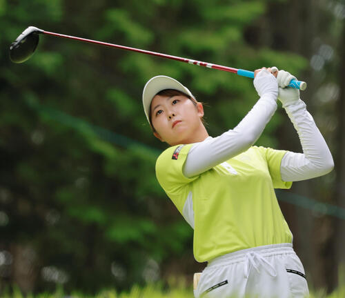 2番、ティーショットを放つ稲垣那奈子(撮影・上山淳一)