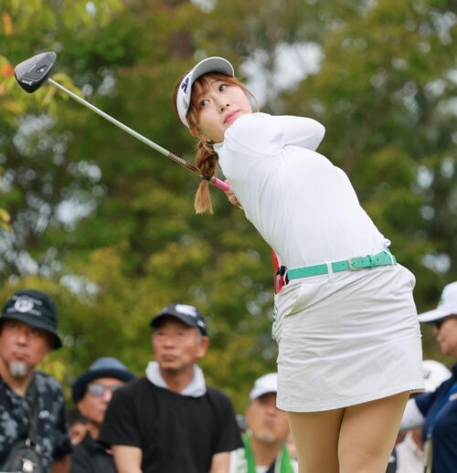 10番、ティーショットを放つ都玲華(撮影・上山淳一)