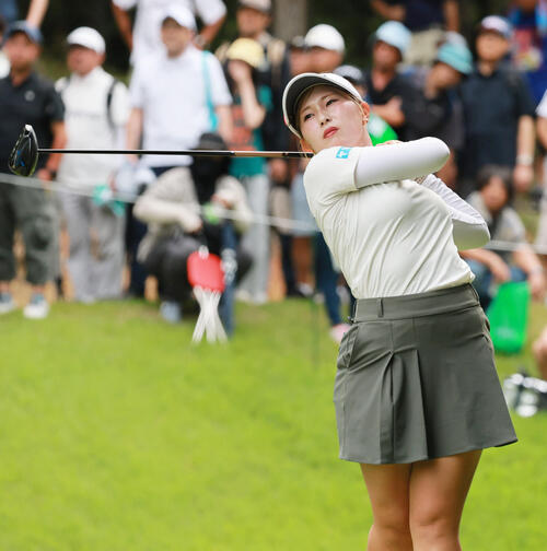 2番、ティーショットを放つ皆吉愛寿香(撮影・上山淳一)