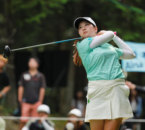 2番、ティーショットを放つ藤本愛菜(撮影・上山淳一)