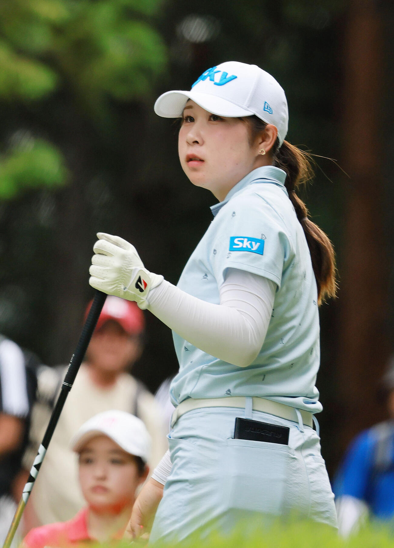 2番、ティーショットの打球を見つめる荒木優奈（撮影・上山淳一）