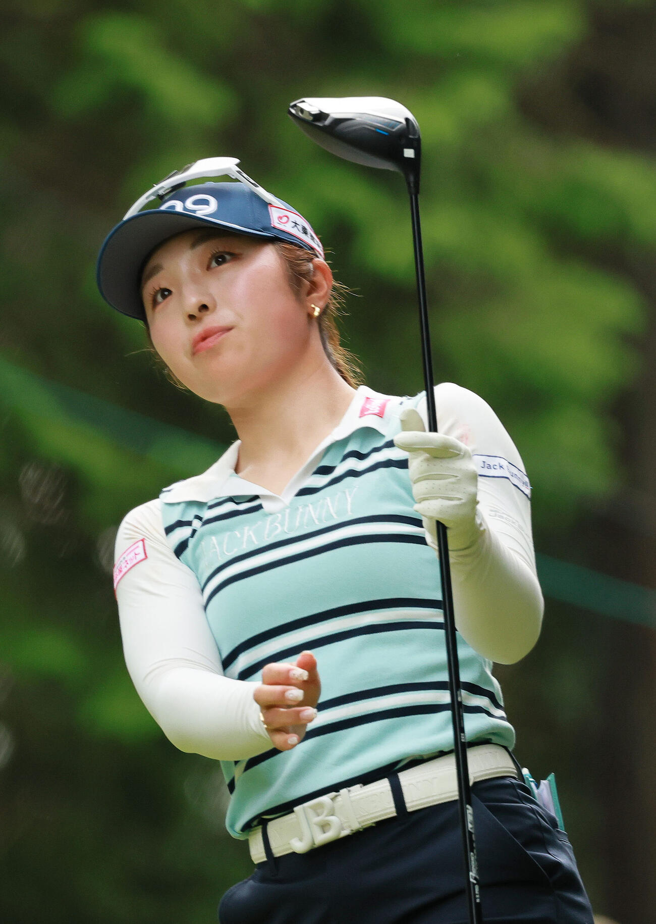 2番、ティーショットの打球を見つめる佐久間朱莉（撮影・上山淳一）