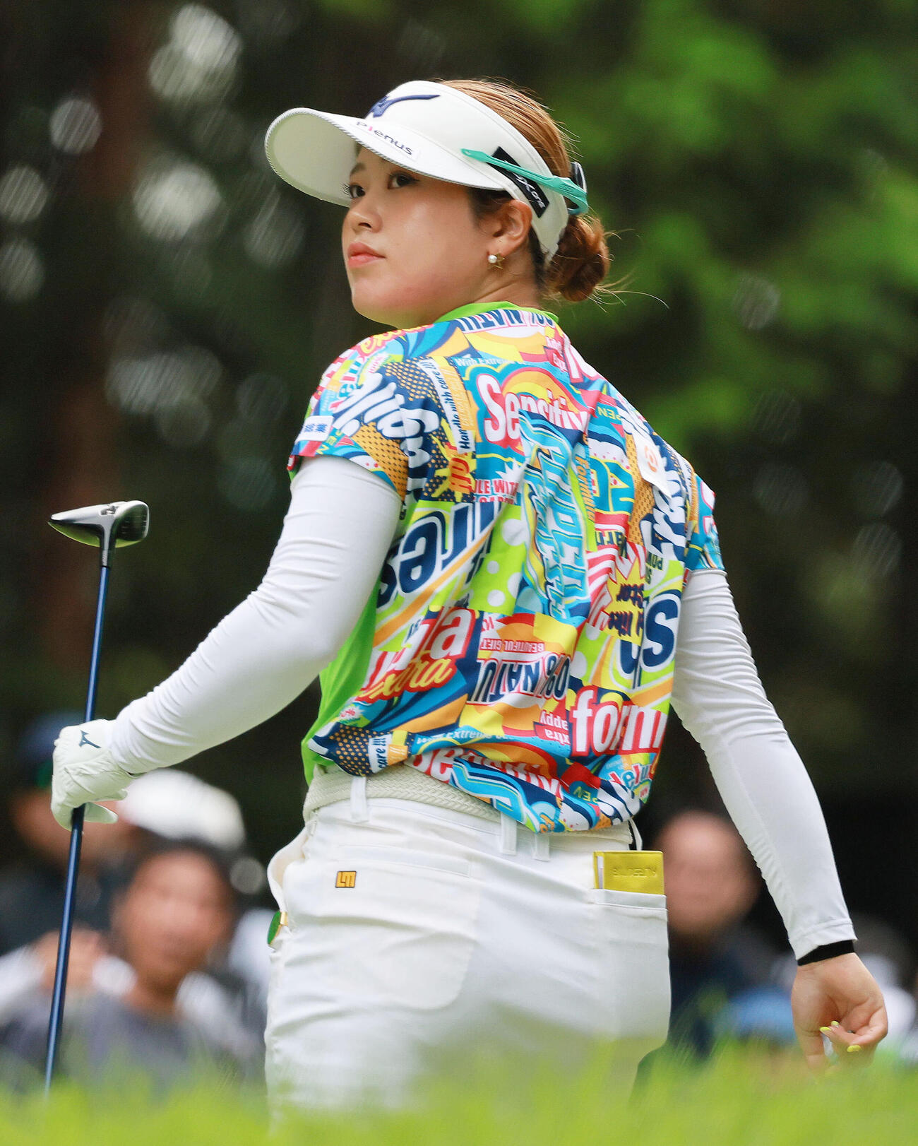 2番、ティーショットの打球を見つめる仲村果乃（撮影・上山淳一）