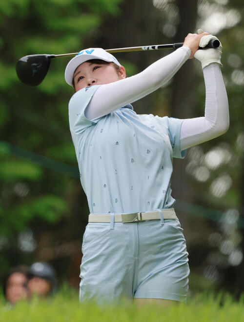 2番、ティーショットを放つ荒木優奈(撮影・上山淳一)