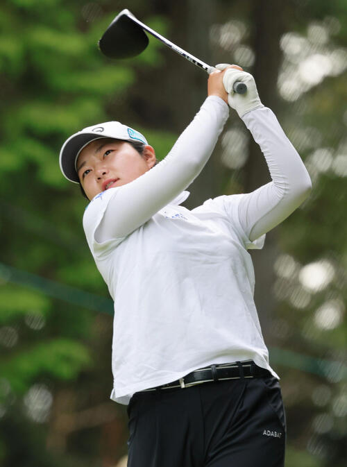 2番、ティーショットを放つ宮沢美咲(撮影・上山淳一)