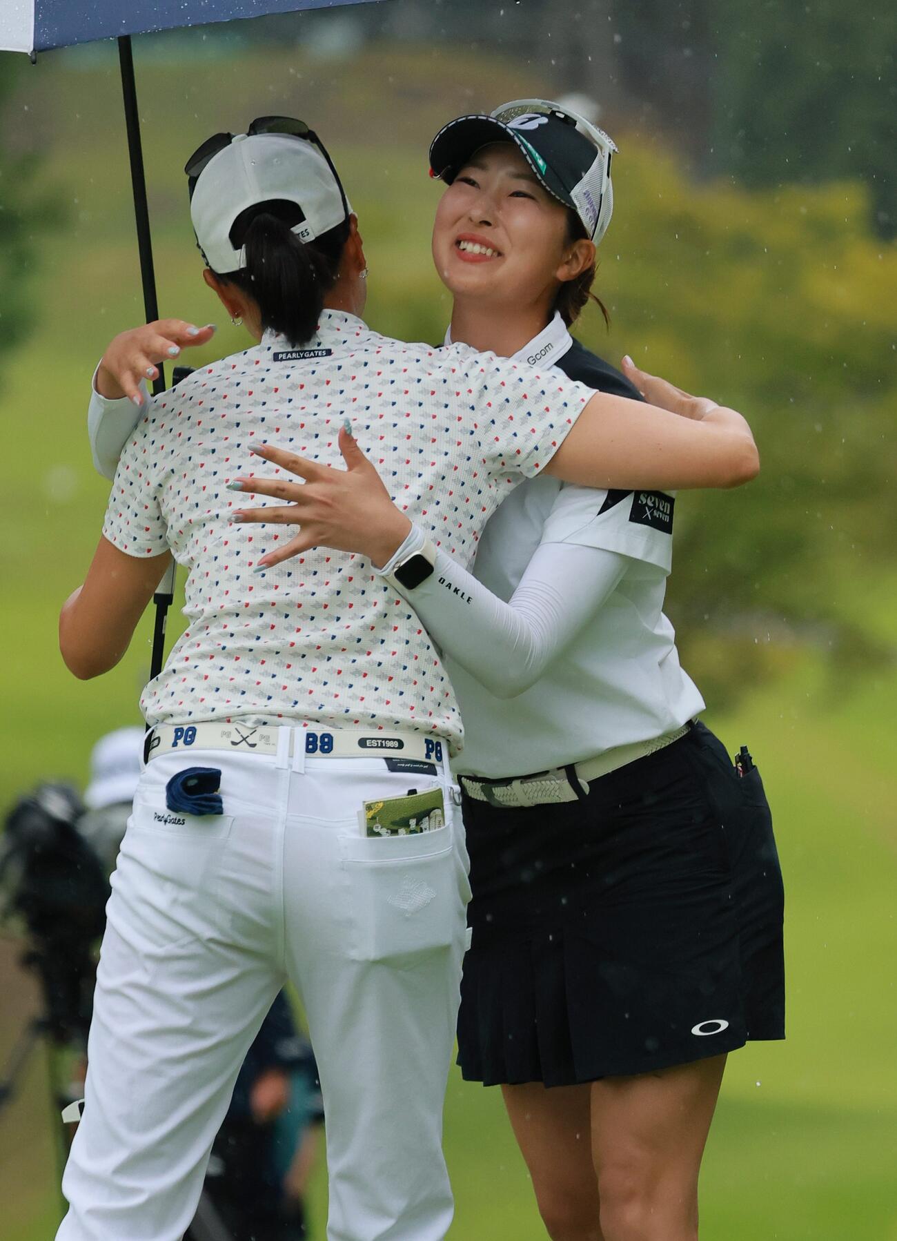 プレーオフを制し初優勝の福田萌維（右）は木戸愛と健闘をたたえ合う（撮影・上山淳一）