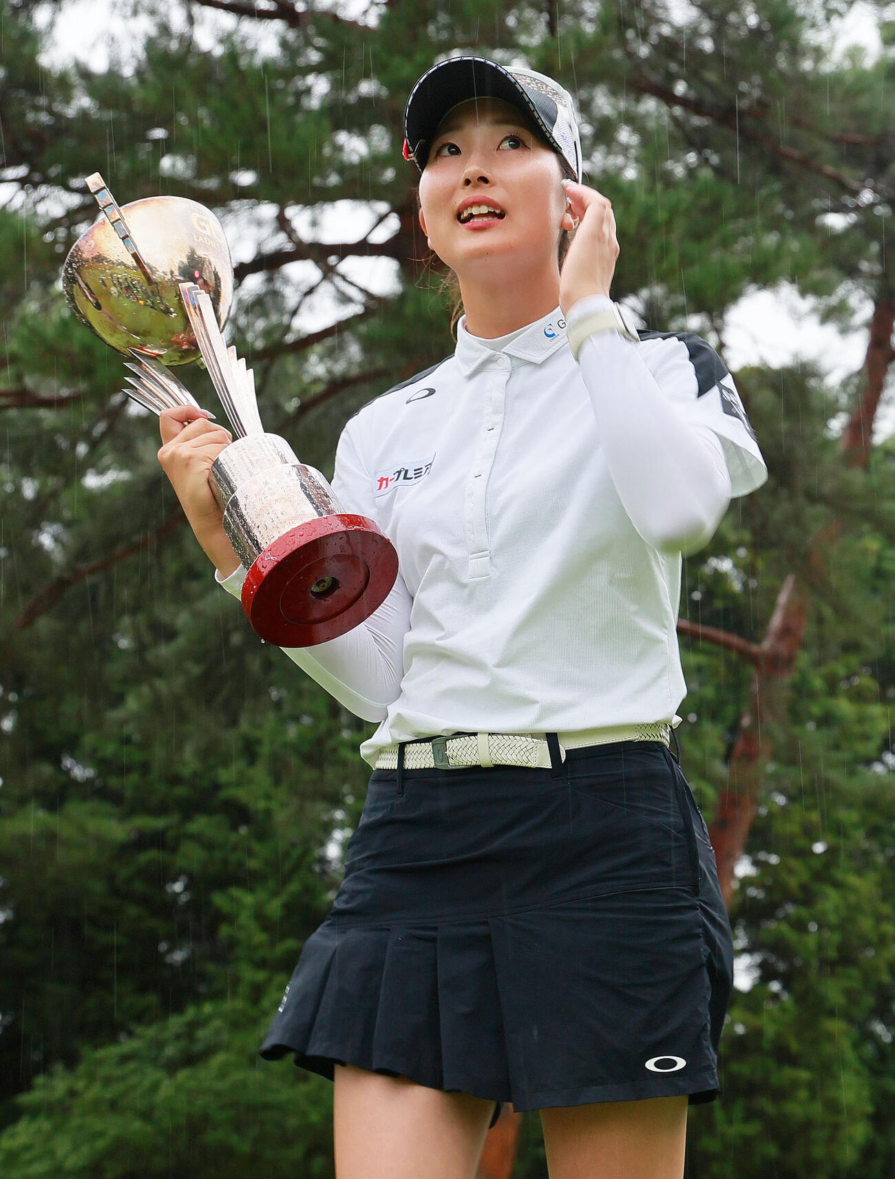 優勝カップを手にする福田萌維（撮影・上山淳一）