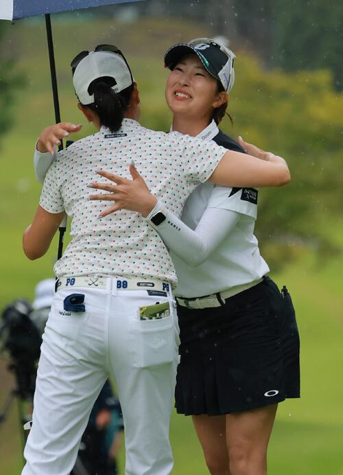 プレーオフを制し初優勝の福田萌維(右)は木戸愛と健闘をたたえ合う(撮影・上山淳一)