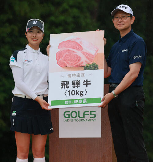 福田萌維は優勝し表彰を受ける。右は岐阜県渡辺氏(撮影・上山淳一)