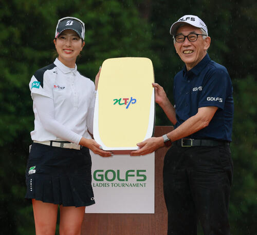 福田萌維は優勝し表彰を受ける。右はNTPホールディングス疋田氏(撮影・上山淳一)