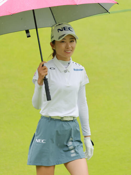 18番、笑顔で移動する安田祐香(撮影・上山淳一)
