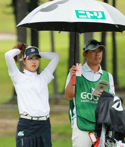 プレーオフに臨む福田萌維(左)と古賀雄二キャディー(撮影・上山淳一)
