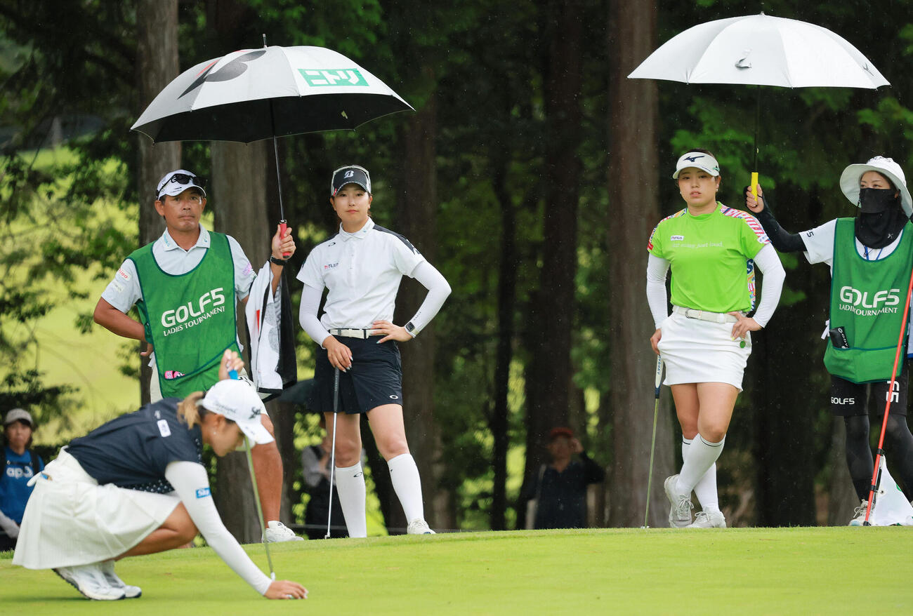 2026年9月6日、18番、グリーン上の鳥居さくら（手前）のプレーを見る仲村果乃（右）と福田萌維（撮影・上山淳一）