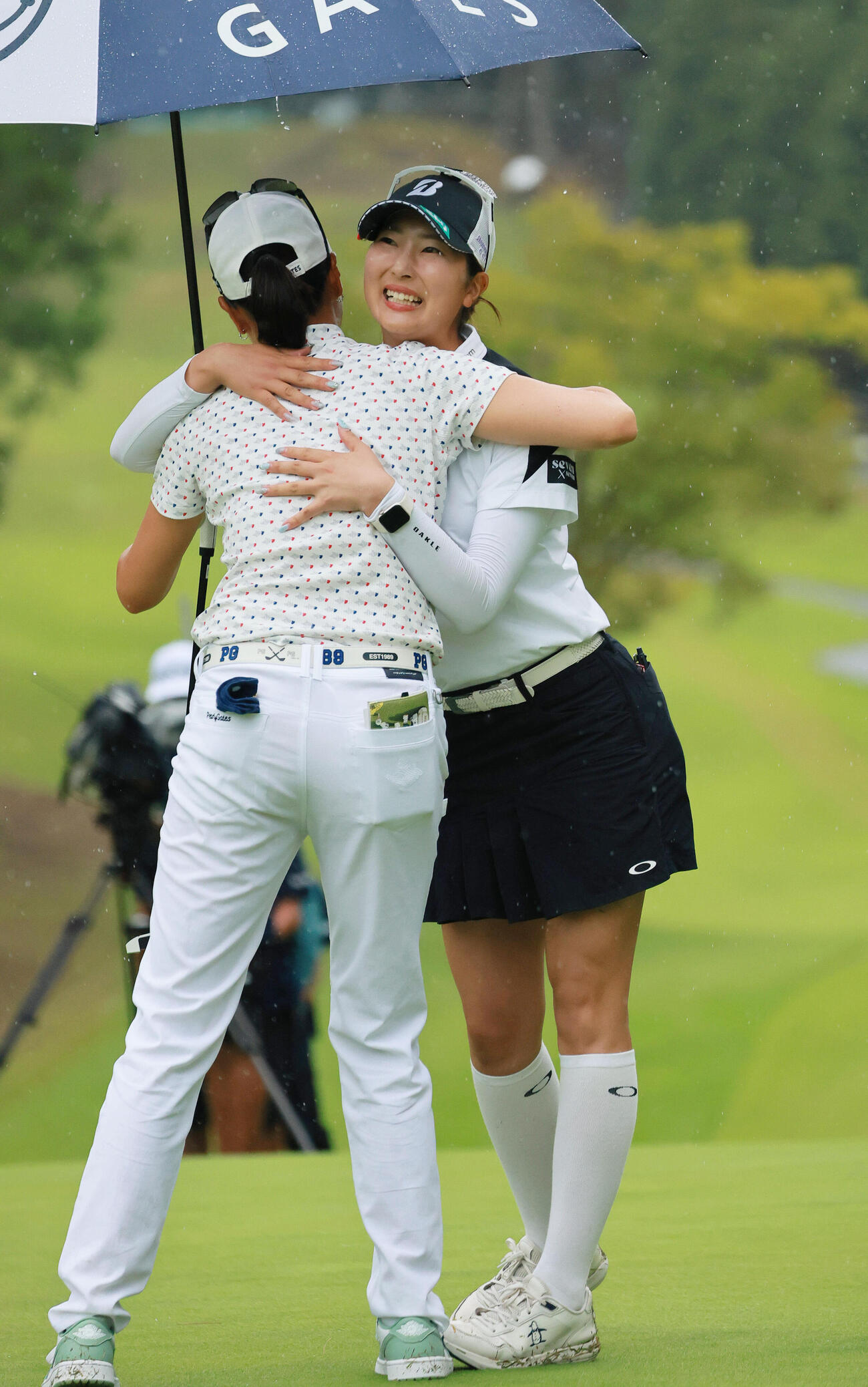 2026年9月6日、プレーオフで初優勝を決めた福田萌維（右）は木戸愛と健闘を分かち合う（撮影・上山淳一）