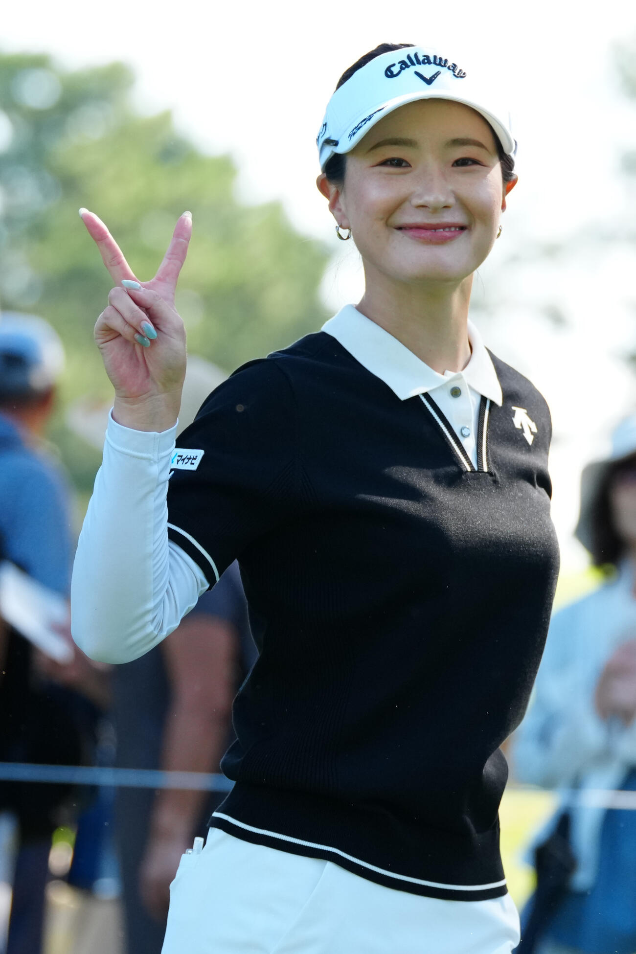 11番、ピースサインを見せる青木香奈子（撮影・江口和貴）