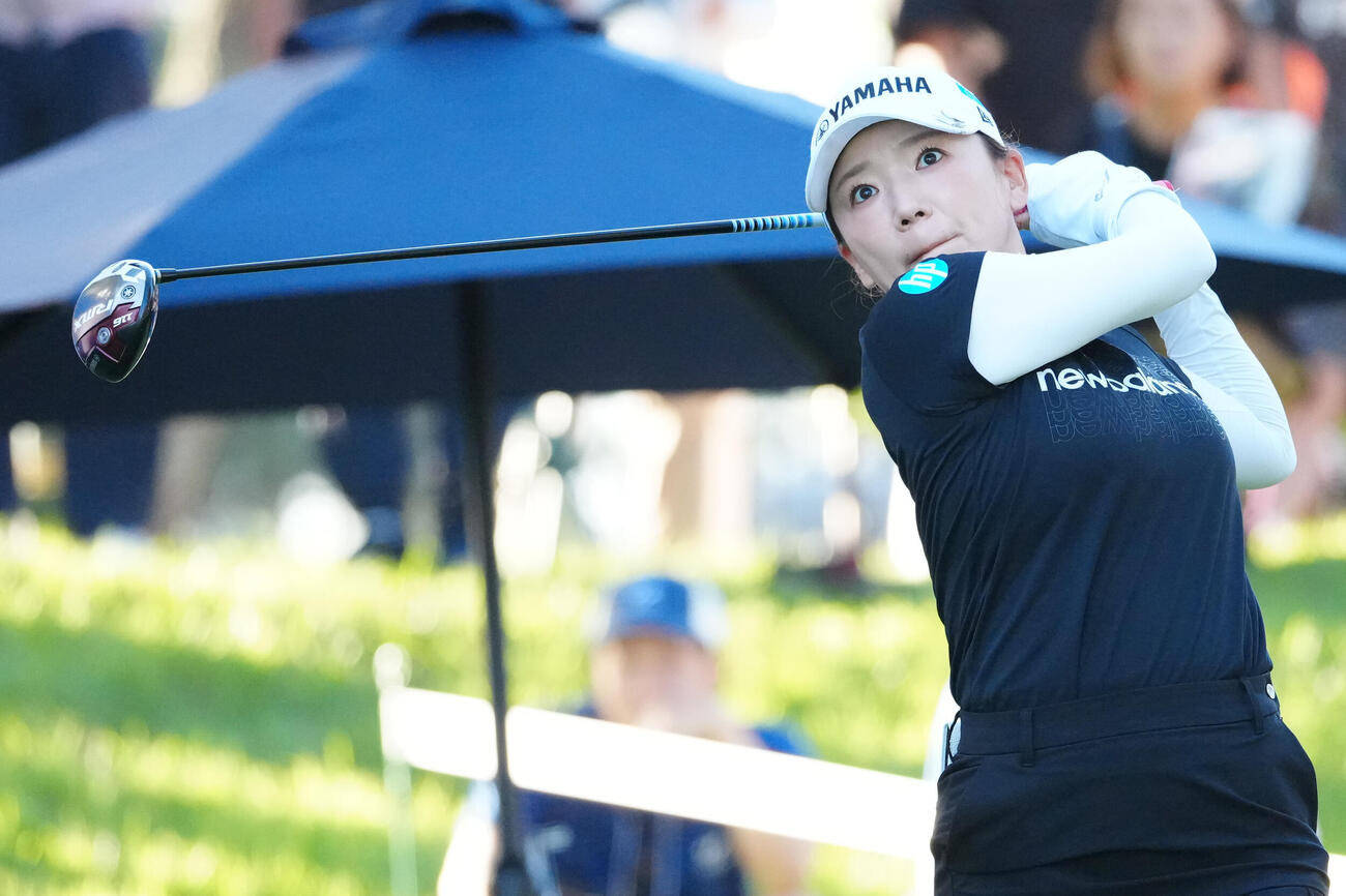 10番、ティーショットを放つ有村智恵（撮影・江口和貴）