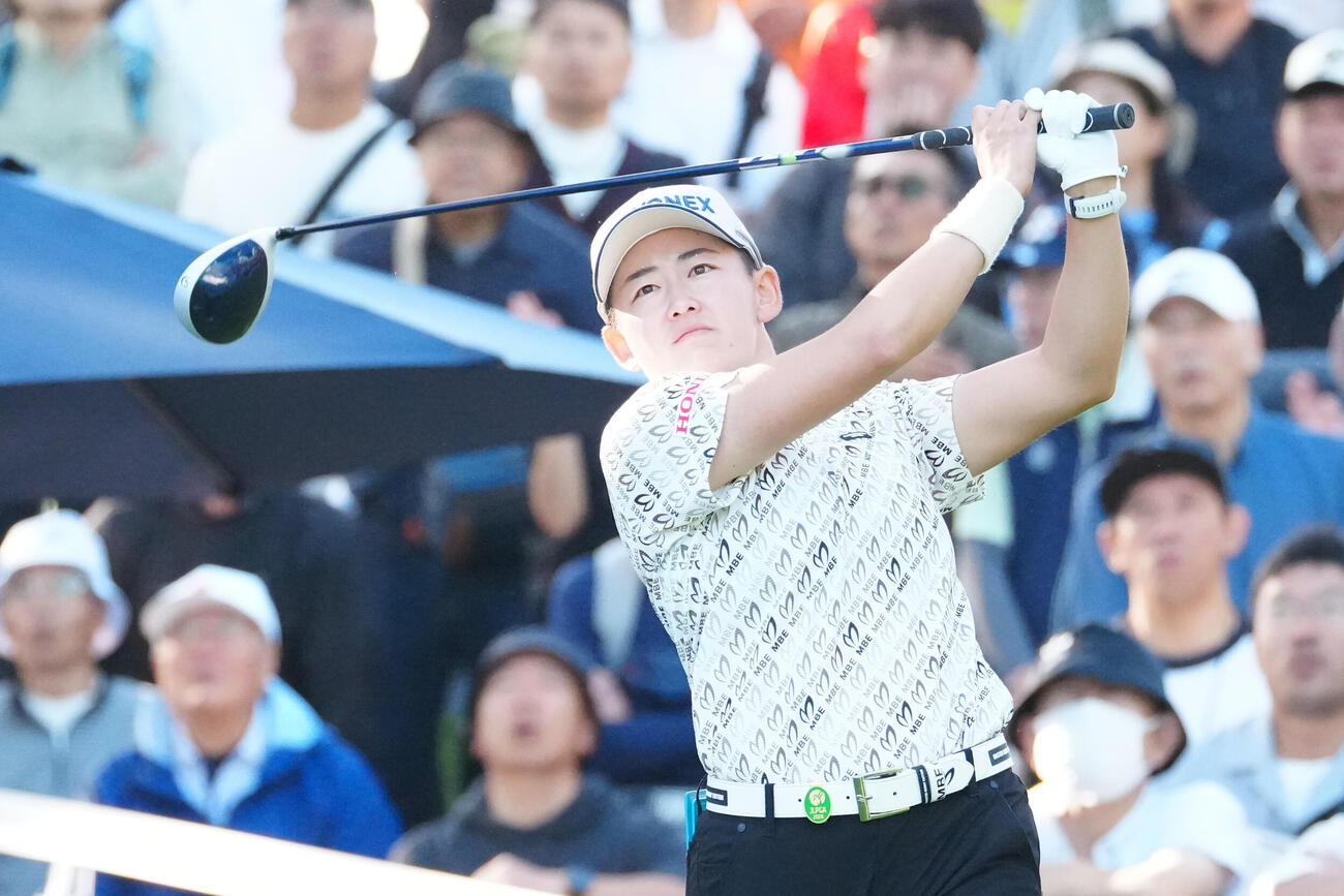 10番、ティーショットを放つ岩井明愛（撮影・江口和貴）
