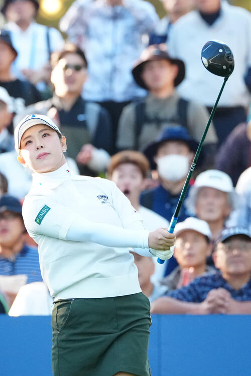 10番、ティーショットを放つ吉田優利（撮影・江口和貴）