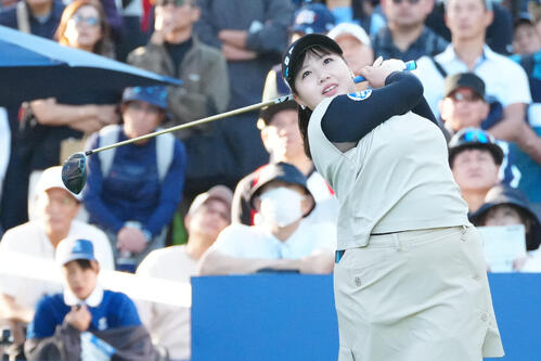 10番、ティーショットを放つ小林光希（撮影・江口和貴）