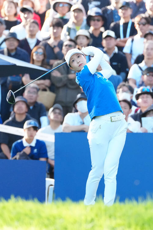 10番、ティーショットを放つ金沢志奈（撮影・江口和貴）