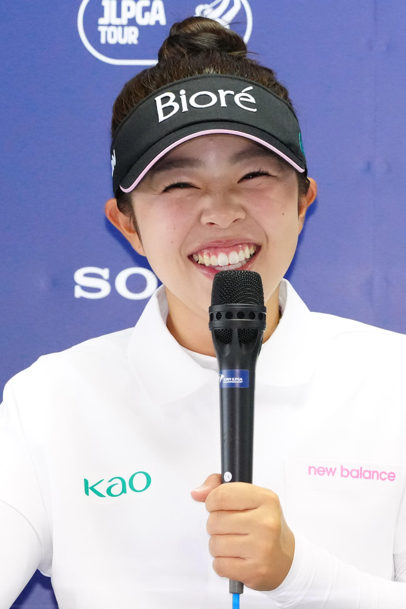 「ソニー日本女子プロ選手権」の公式会見で笑顔を見せる山下美夢有（撮影・江口和貴）