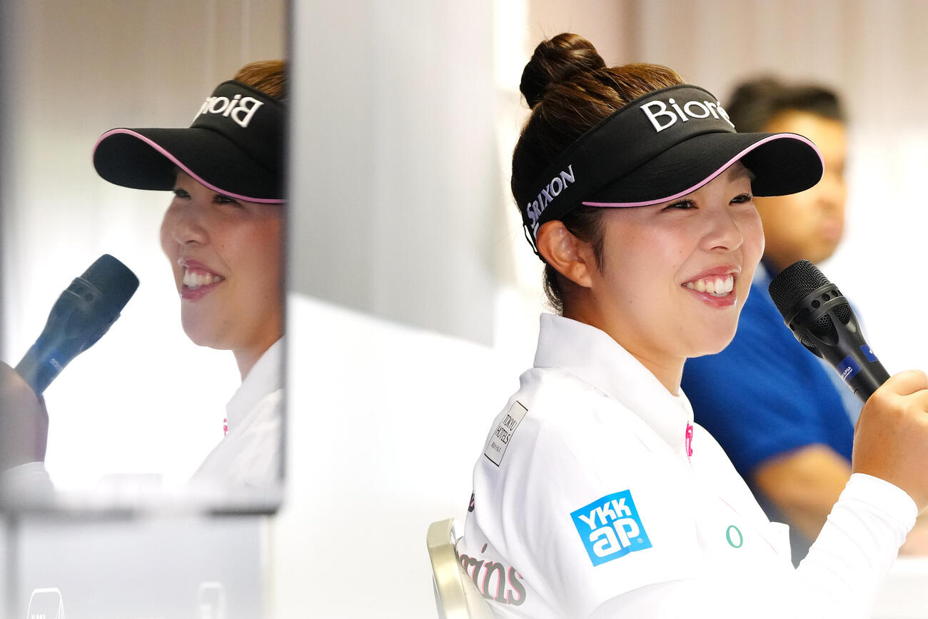 「ソニー日本女子プロ選手権」の公式会見で笑顔を見せる山下美夢有（撮影・江口和貴）