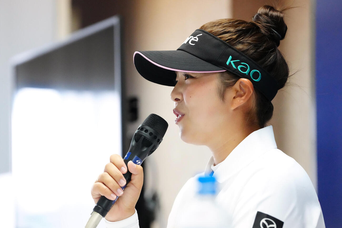 「ソニー日本女子プロ選手権」の公式会見で質問に答える山下美夢有（撮影・江口和貴）
